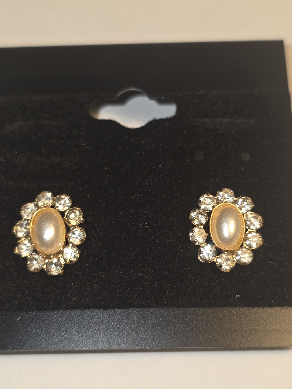 Vintage-style pearl and rhinestone cluster earrings. Wedding Earrings.